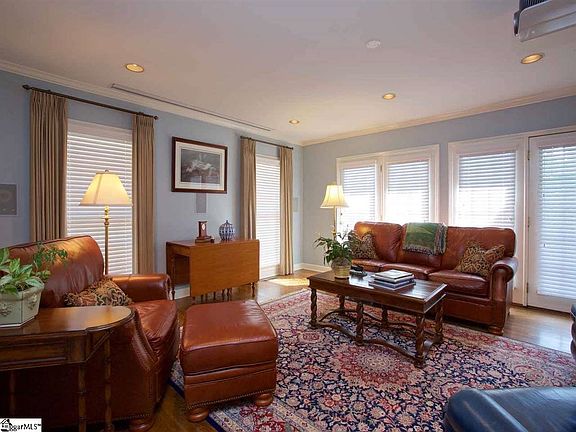 3rd image of 6 Thornwood Ln
