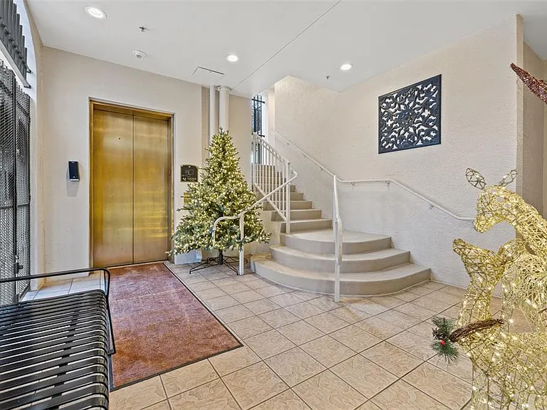 300 Beach Dr NE #305 — Photo 26