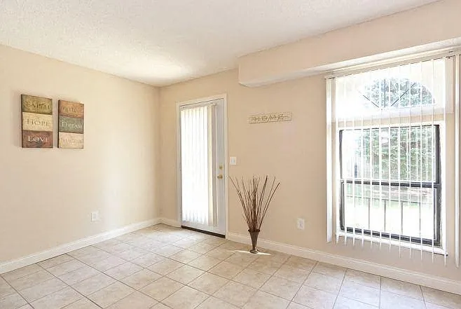 The Elms Apartments — Photo 11