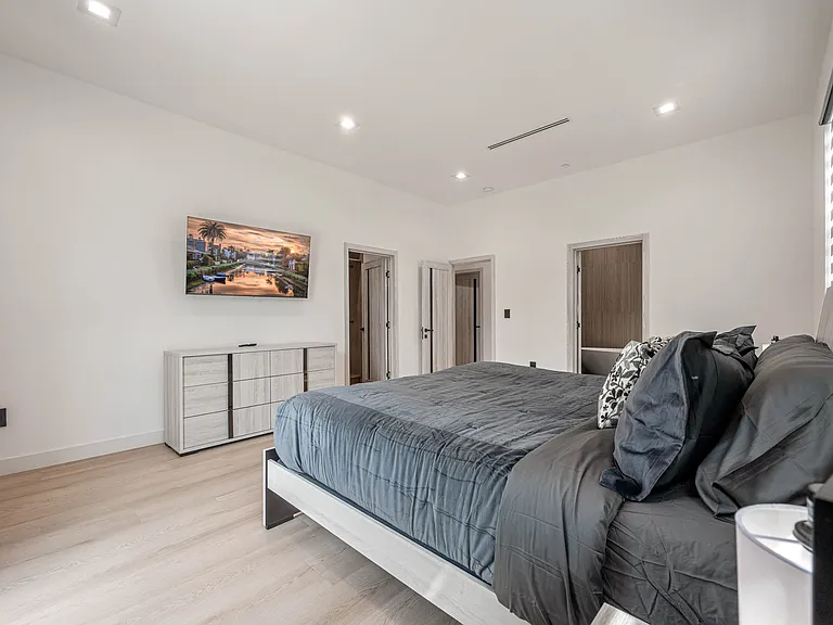 13516 Hamlin St — Photo 34
