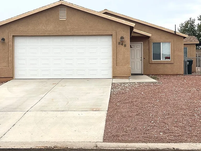 848 Roadrunner Dr — Photo 1