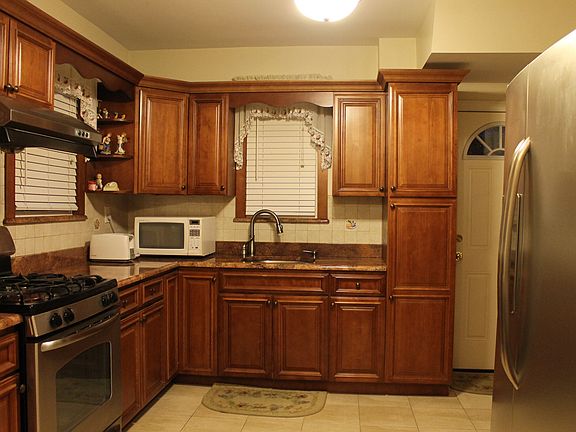 3rd image of 4816 Bell Blvd