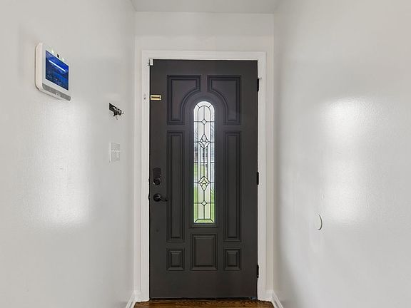 5th image of 383 Brook Mead Dr