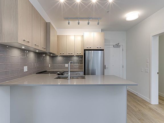 2nd image of 4933 Clarendon St #403