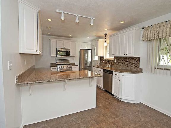3rd image of 131 Meadowbrook Dr