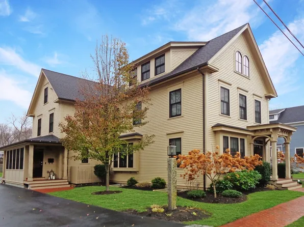 12 Oak St, Newburyport, MA 01950