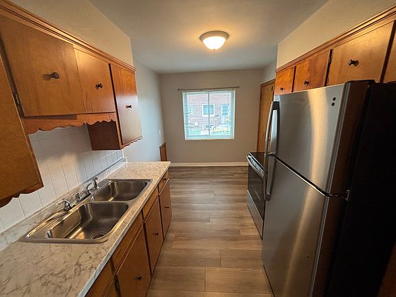 3rd image of 564 E Paige Ave #564