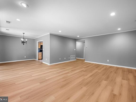 4th image of 16 Cross Keys Rd #16E