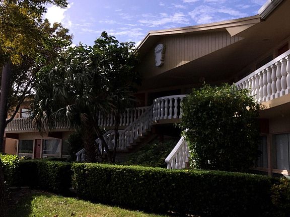 3rd image of 811 SE 22nd Ave