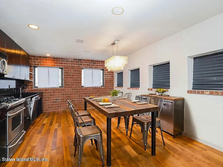 703 Bay St — Photo 2
