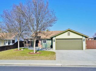 1072 Clover Ln, Hanford, CA