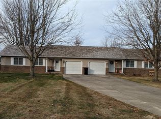 908 Oakcrest Dr, Charleston, IL