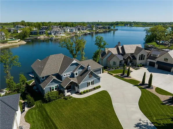 18 Black Hawk Dr, Lake Winnebago, MO 64034