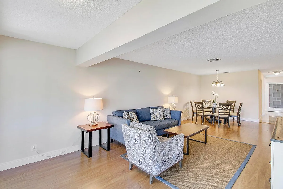 Building Photo - 2730 SW 13th St #203