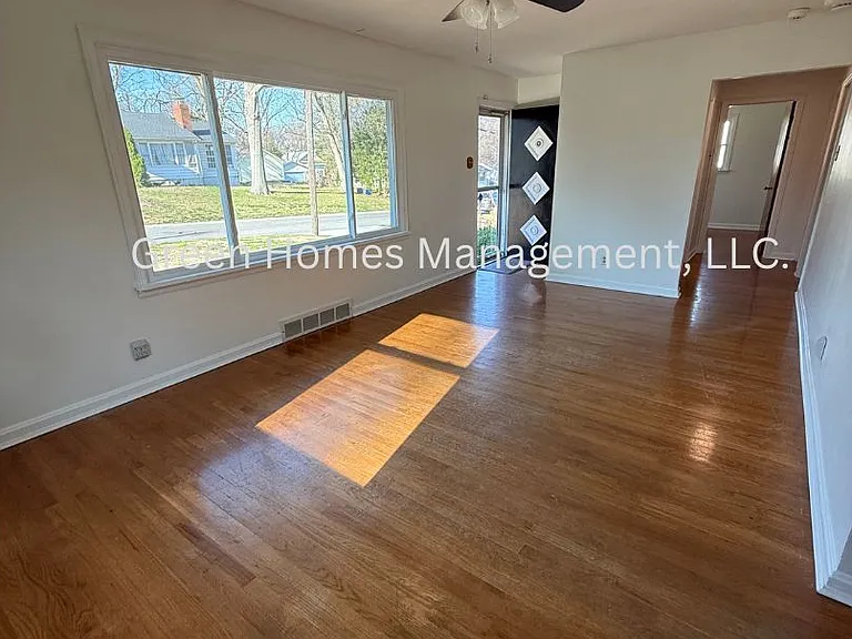 895 Harrison St — Photo 2