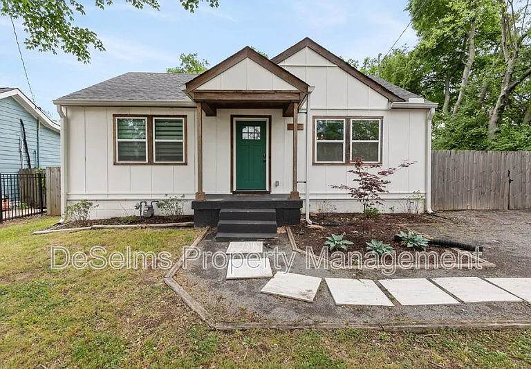 927 Chickasaw Ave — Photo 1