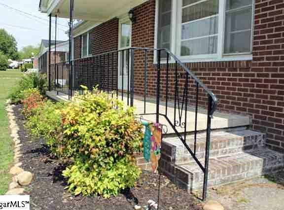 2nd image of 115 Avery St