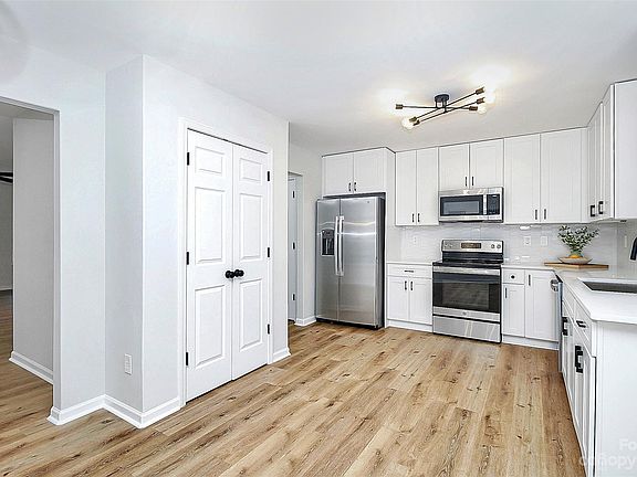 4th image of 727 Plaza Walk Dr