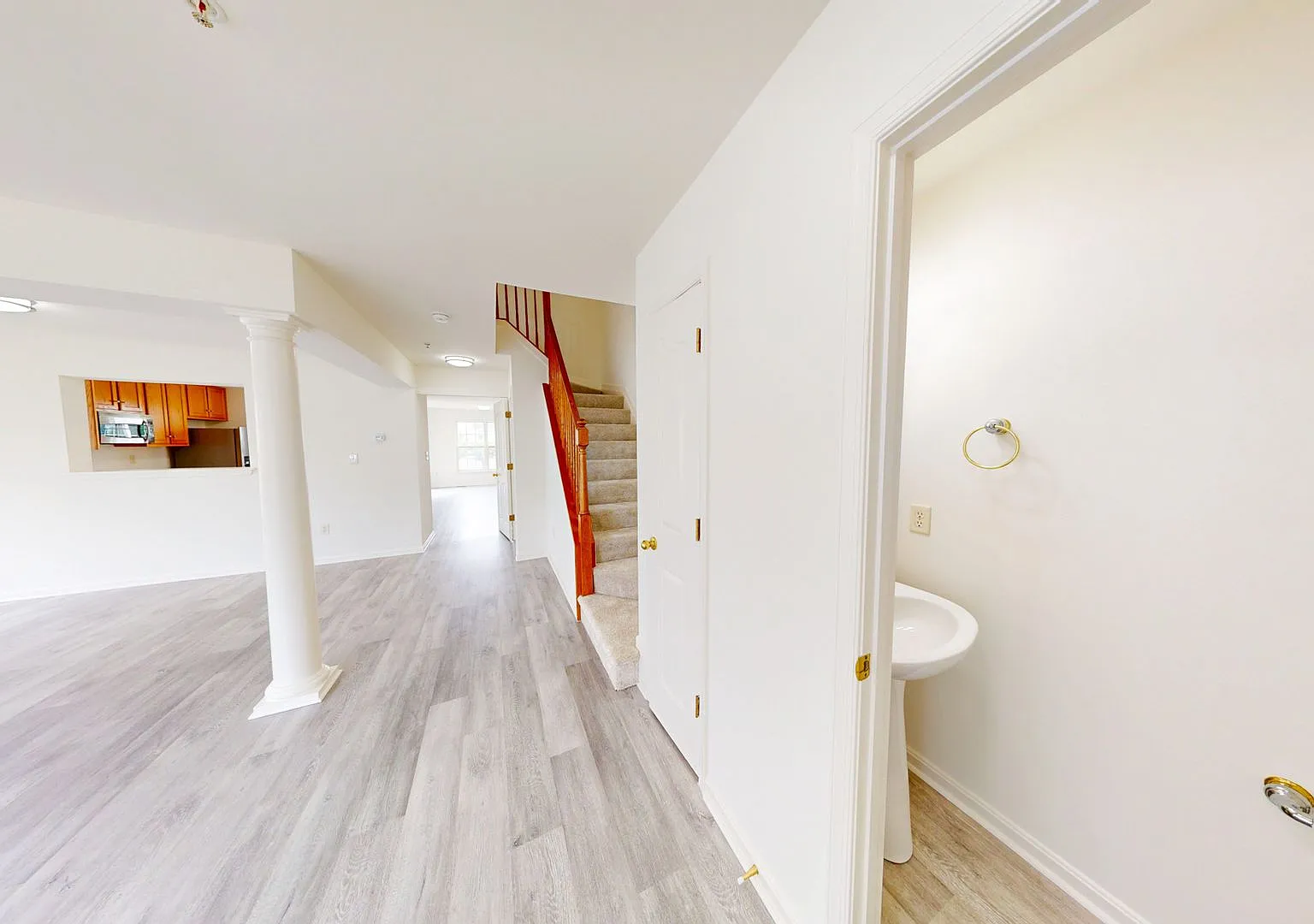 Huge End Unit Fully Renovated! 4bd/ 3.5ba - Hagers-Crossing — Photo 3