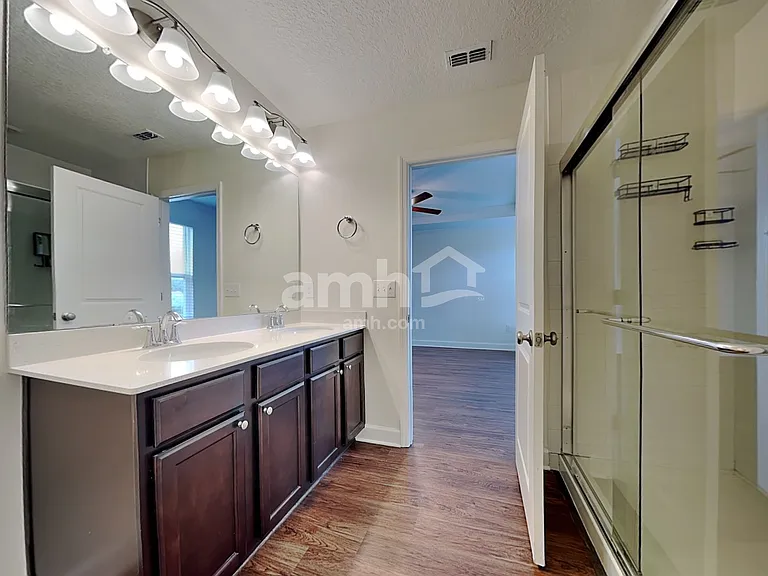 1045 Walden Pond Dr — Photo 15