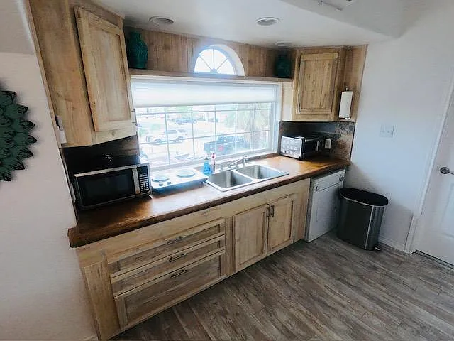 Building Photo - 16102 Broomsedge St #2
