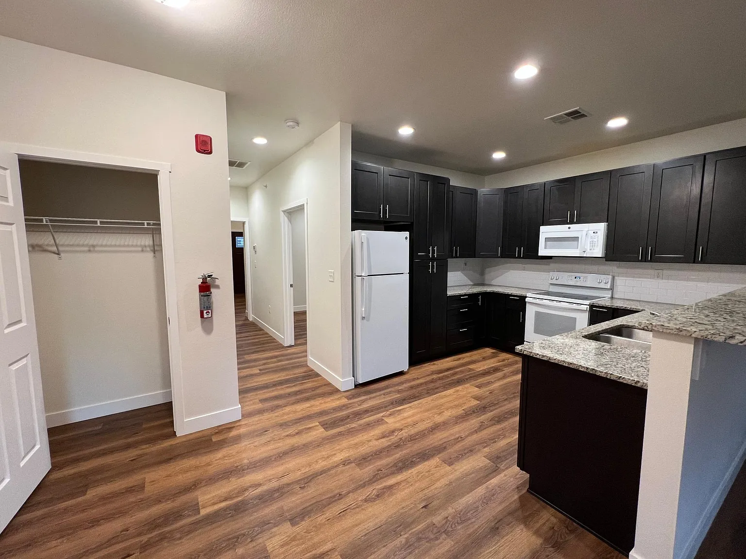 2 bed, 975 sqft, $2,200 — Photo 4
