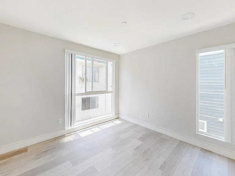 953 1/2 N Mariposa Ave #1/2 — Photo 9