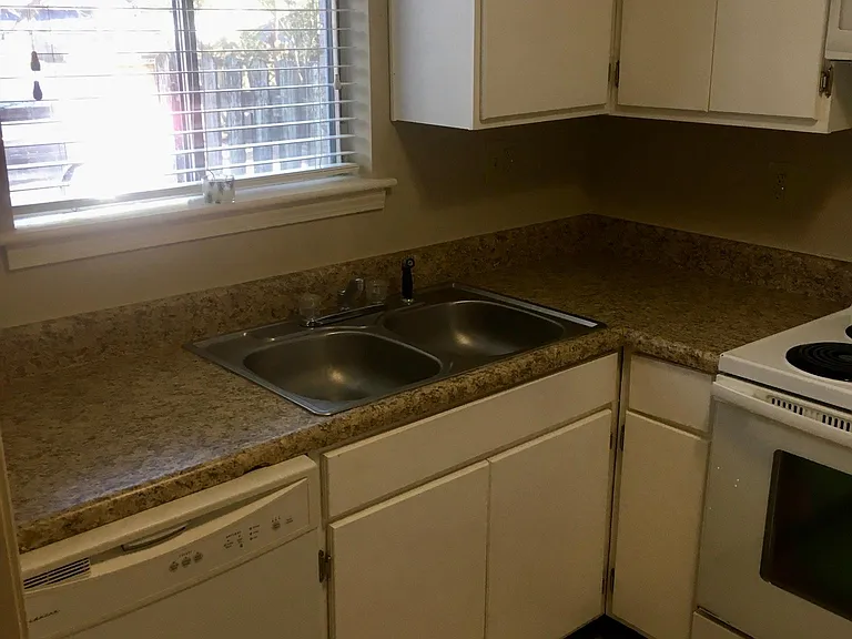712 Goodman St — Photo 9