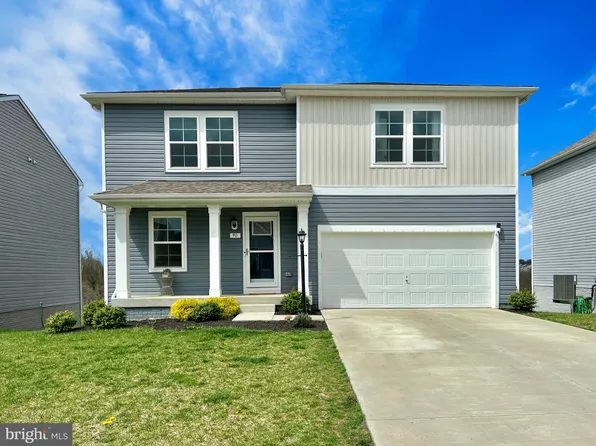 90 Stager Ave, Falling Waters, WV 25419