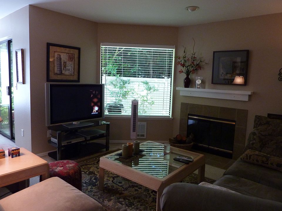 Living Room facing yard