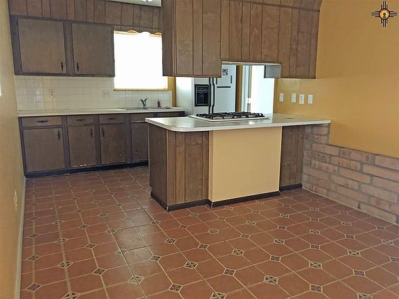 2nd image of 307 W Avenue I