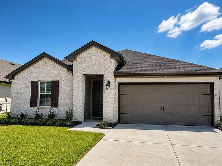 1018 Sycamore Dr — Photo 1