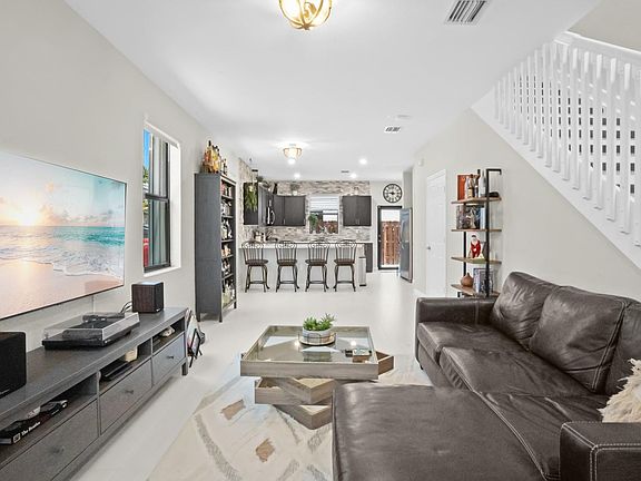3rd image of 516 SW 19 Way #516