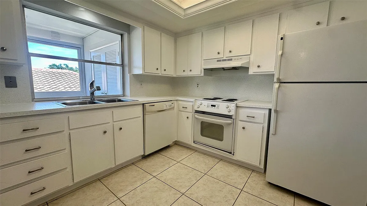 Building Photo - 1900 NE 29th St #2C