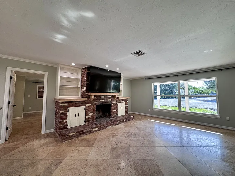 625 N Jackson Rd — Photo 6