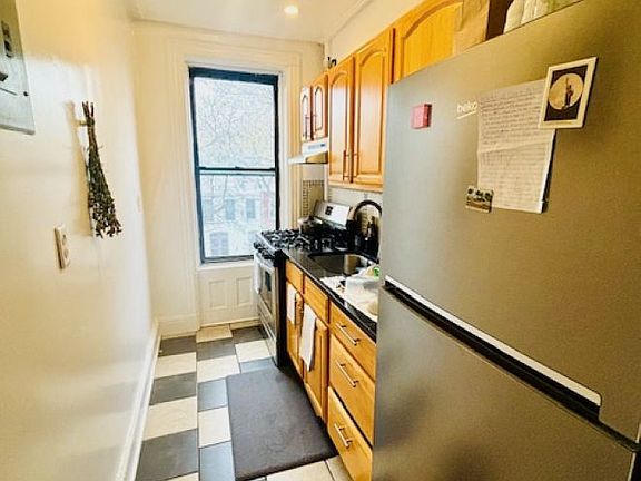 5th image of 420 Hancock St APT 3