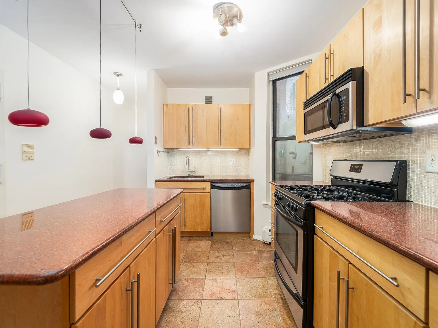 2 bed, 800 sqft, $3,800 — Photo 2