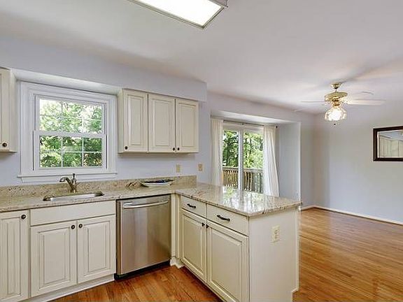 2nd image of 10122 Oakwood Chase Ct