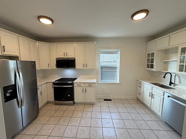 10704 S Albany Ave — Photo 6