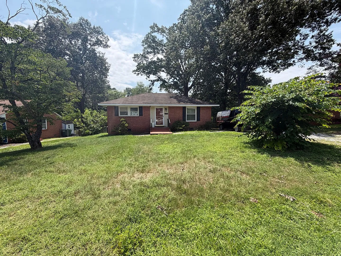 Charming 2 Bedroom Home with Spacious Yard in Henrico! — Photo 3