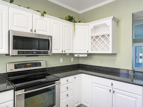 5th image of 605 Eastlake Ct SE