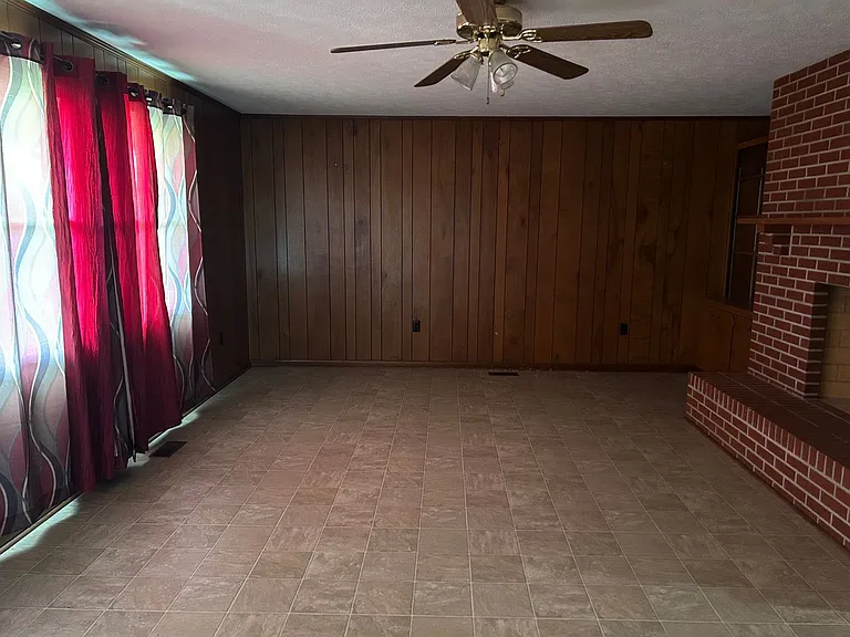 1423 Summerville Rd — Photo 15