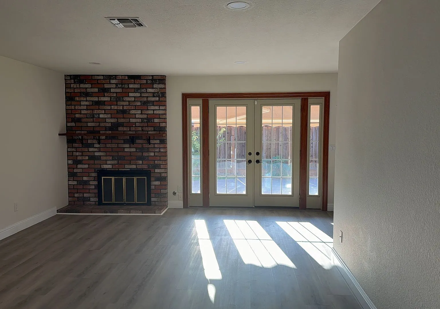 4 bed, 1854 sqft, $3,200 — Photo 2