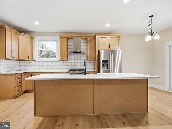 4th image of 1023 Putnam St