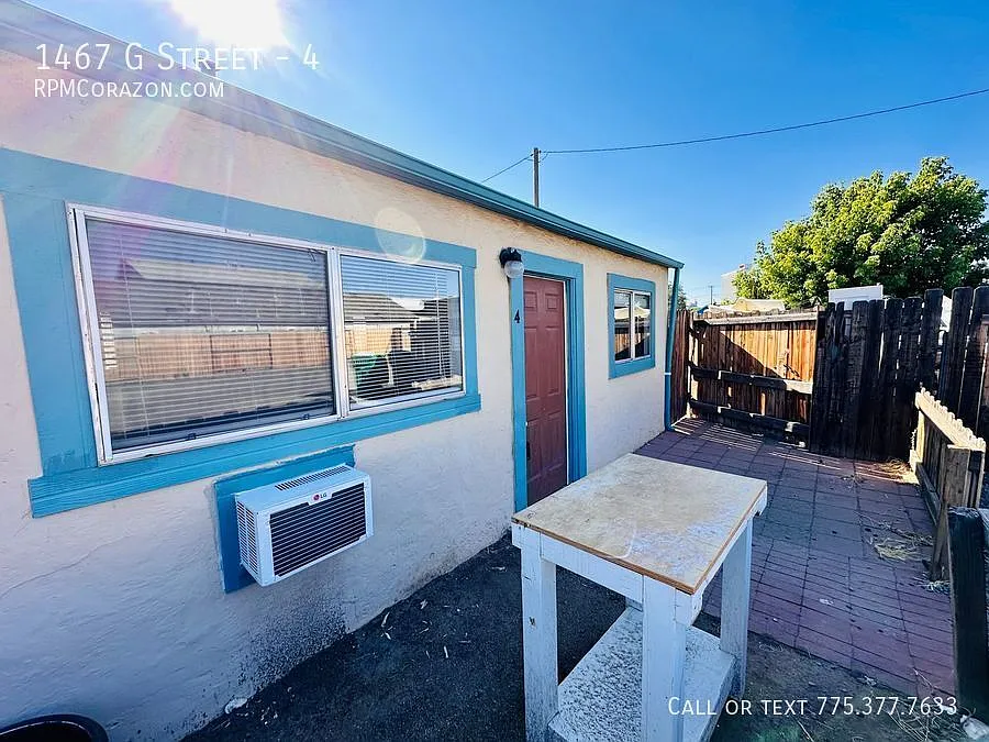 Two Bedroom, One Bathroom Cottage w/ new wall AC and washer/dryer combo! — Photo 2