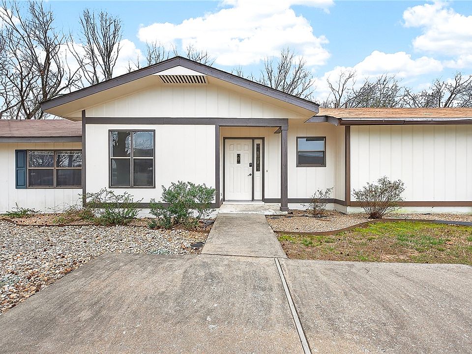 1st image of 18 Eleanor Ln