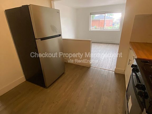 2nd image of 813 Courtois St #B