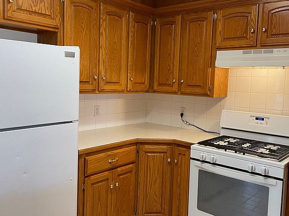 4th image of 2215 N Burdick St