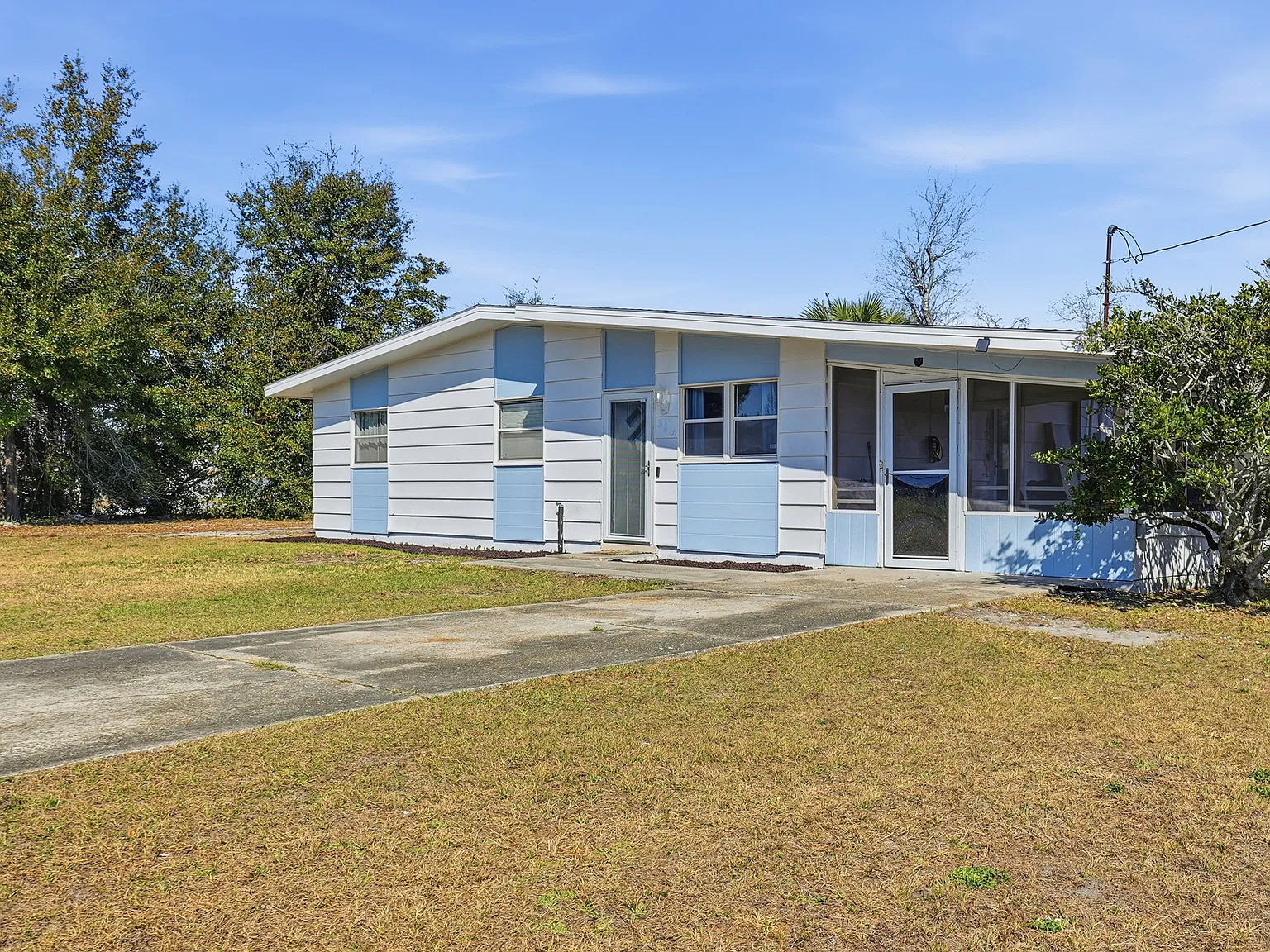 3 bed, 914 sqft, $2,400 — Photo 1