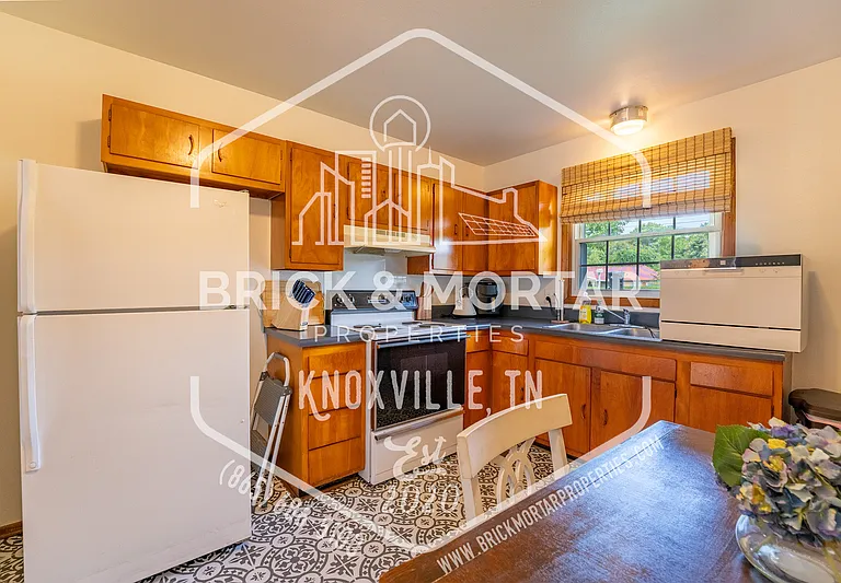 2407 Holbrook Dr — Photo 8